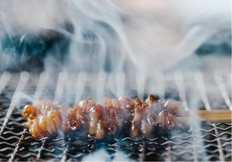 炭火で焼く様子